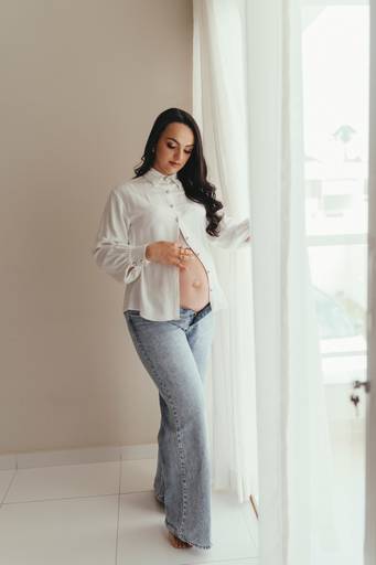 gestante na casa confortável