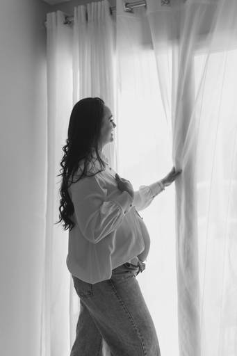 gestante na casa confortável