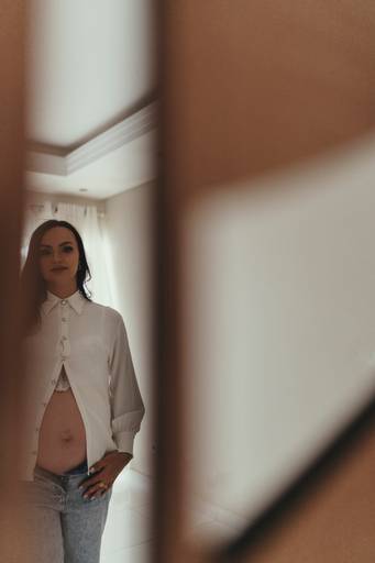 gestante na casa confortável