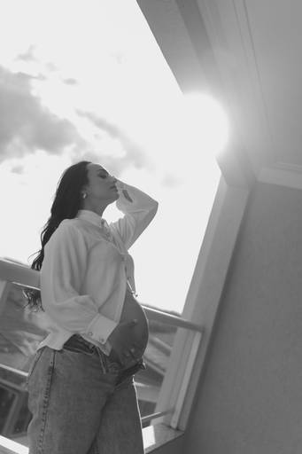 gestante na casa confortável