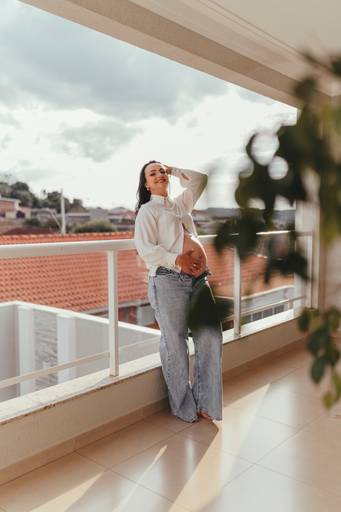 gestante na casa confortável