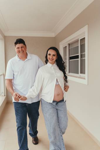 gestante na casa confortável