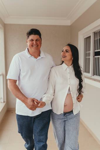 gestante na casa confortável