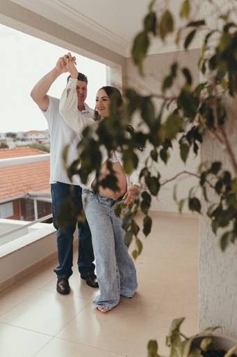 gestante na casa confortável