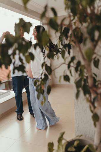 gestante na casa confortável