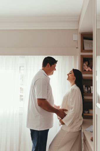 gestante no quartinho do bebe