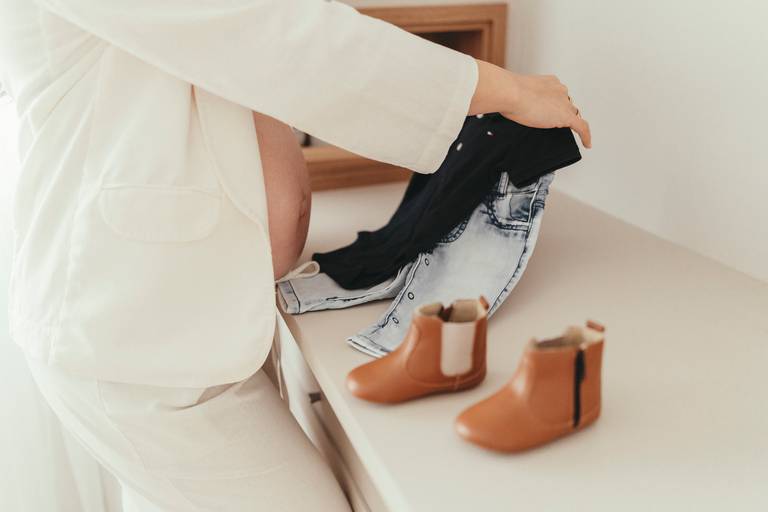 gestante no quartinho do bebe