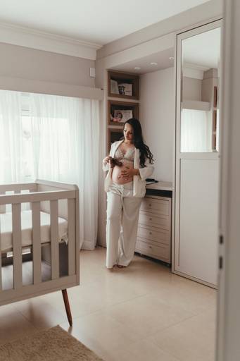 gestante no quartinho do bebe