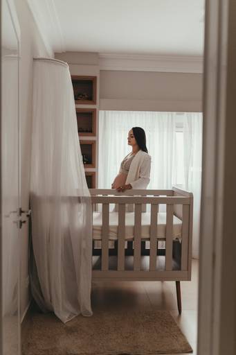 gestante no quartinho do bebe
