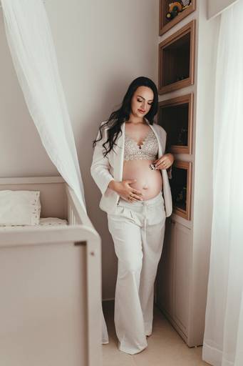 gestante no quartinho do bebe