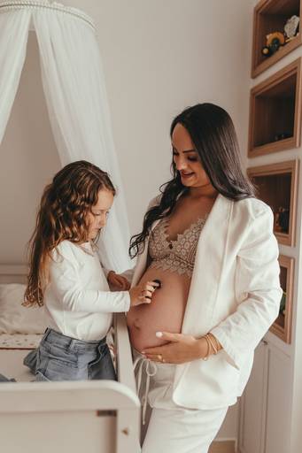 gestante no quartinho do bebe