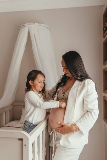 gestante no quartinho do bebe