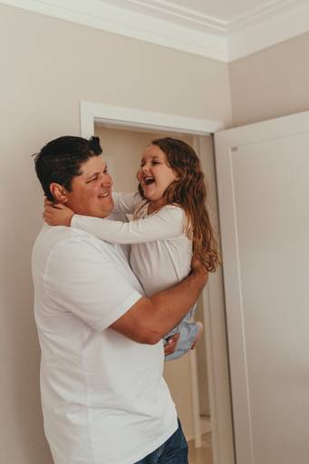 gestante no quartinho do bebe