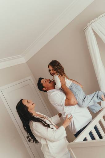 gestante no quartinho do bebe