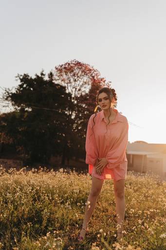 foto feminina na rua com look rosa