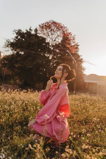 foto feminina na rua com look rosa