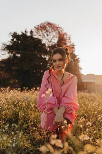 foto feminina na rua com look rosa