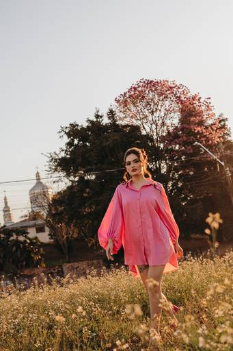 foto feminina na rua com look rosa