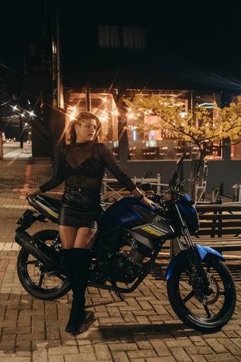 Ensaio intimista urbano com moto na rua