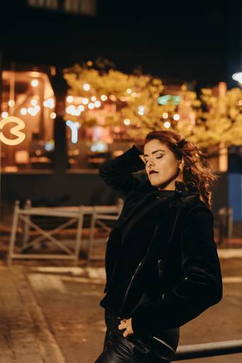 Ensaio intimista urbano com moto na rua