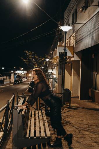 Ensaio intimista urbano com moto na rua