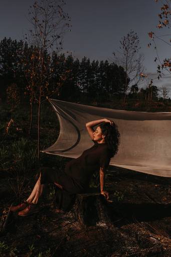 Ensaio gestante no meio da queimada