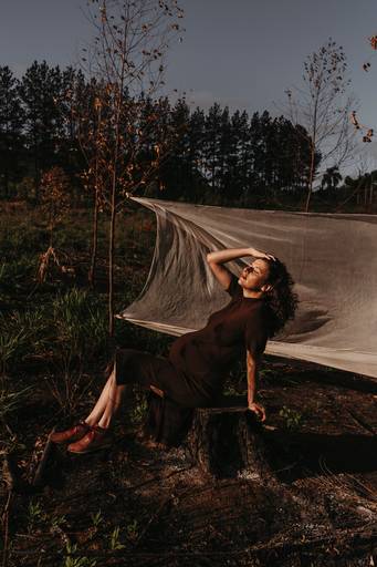 Ensaio gestante no meio da queimada