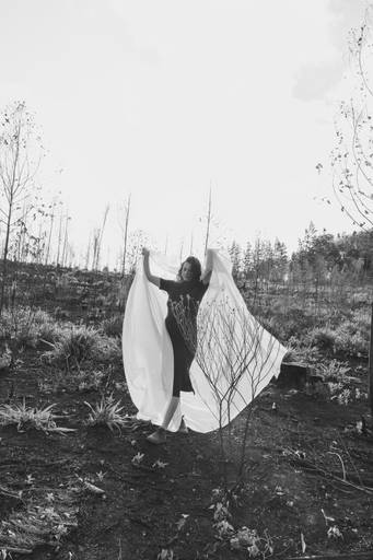 Ensaio gestante no meio da queimada