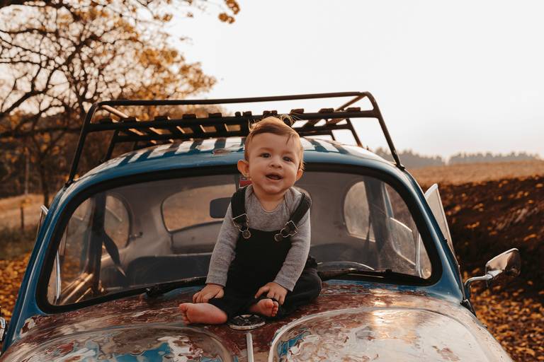 ensaio mãe e filho - infantil - 6 meses com carro (fusca)
