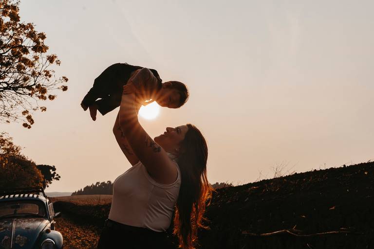 ensaio mãe e filho - infantil - 6 meses com carro (fusca)