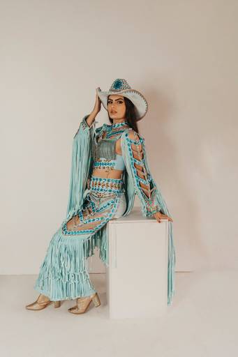 Ensaio feminino western country no estúdio