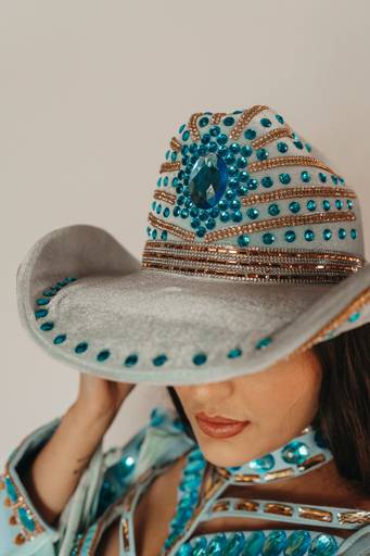 Ensaio feminino western country no estúdio