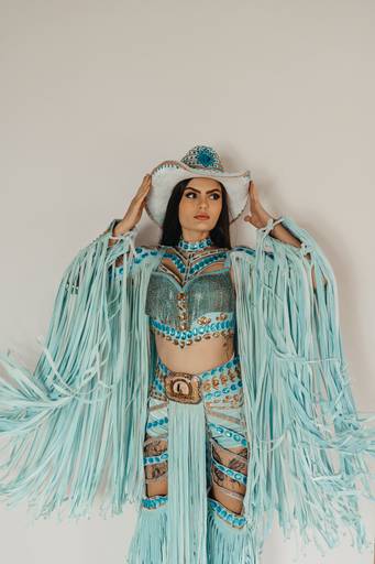 Ensaio feminino western country no estúdio