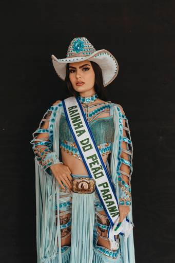 Ensaio feminino western country no estúdio