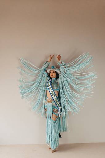 Ensaio feminino western country no estúdio