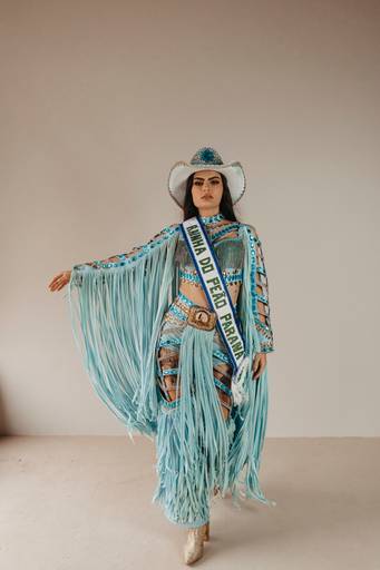 Ensaio feminino western country no estúdio