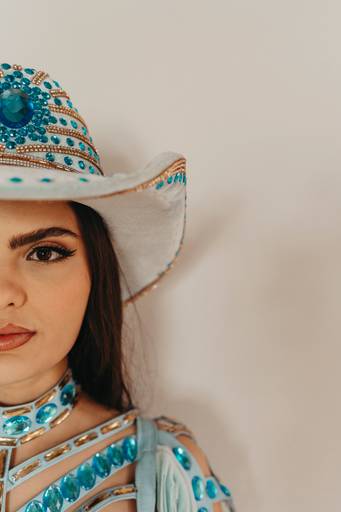 Ensaio feminino western country no estúdio