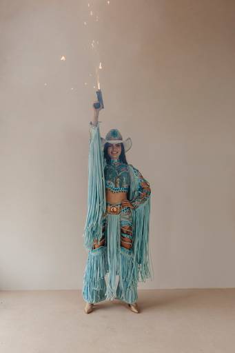 Ensaio feminino western country no estúdio