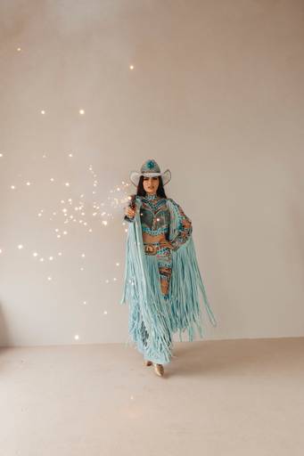 Ensaio feminino western country no estúdio