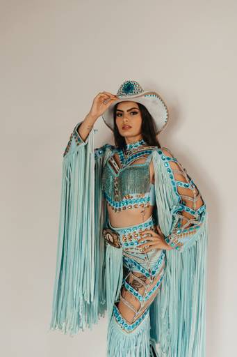 Ensaio feminino western country no estúdio