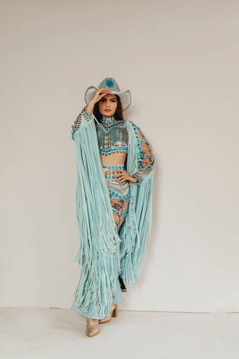 Ensaio feminino western country no estúdio