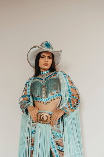 Ensaio feminino western country no estúdio