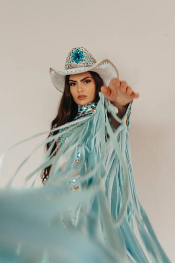 Ensaio feminino western country no estúdio