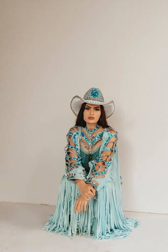 Ensaio feminino western country no estúdio