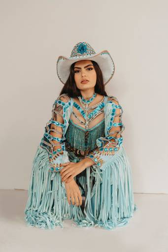 Ensaio feminino western country no estúdio