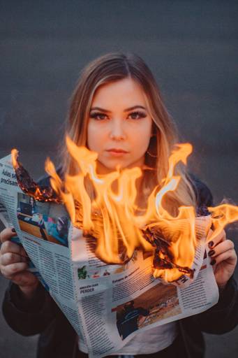 Ensaio feito com fogo e um jornal