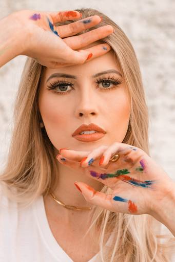 Ensaio feminino com tintas
