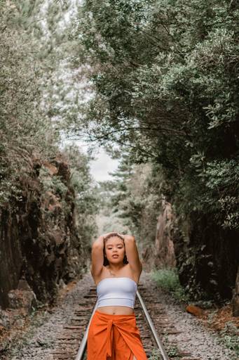 Ensaio Feminino no trilho do trem