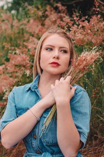 Ensaio feminino na natureza com flores
