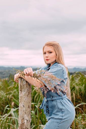 Ensaio feminino na natureza com flores